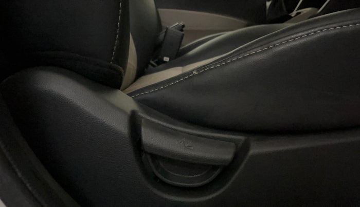 2017 Hyundai Grand i10 MAGNA 1.2 KAPPA VTVT, CNG, Manual, 72,918 km, Driver Side Adjustment Panel