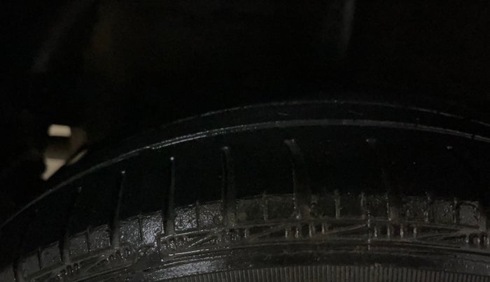 2017 Hyundai Grand i10 MAGNA 1.2 KAPPA VTVT, CNG, Manual, 72,918 km, Right Rear Tyre Tread