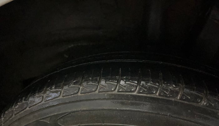 2017 Hyundai Grand i10 MAGNA 1.2 KAPPA VTVT, CNG, Manual, 72,918 km, Left Rear Tyre Tread