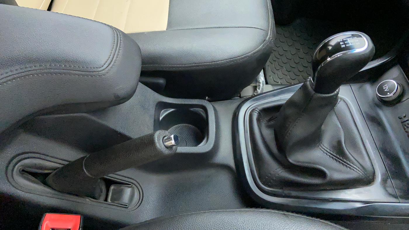 2018 Tata Hexa Varicor 320 XE, Diesel, Manual, 66,620 km, Gear Lever