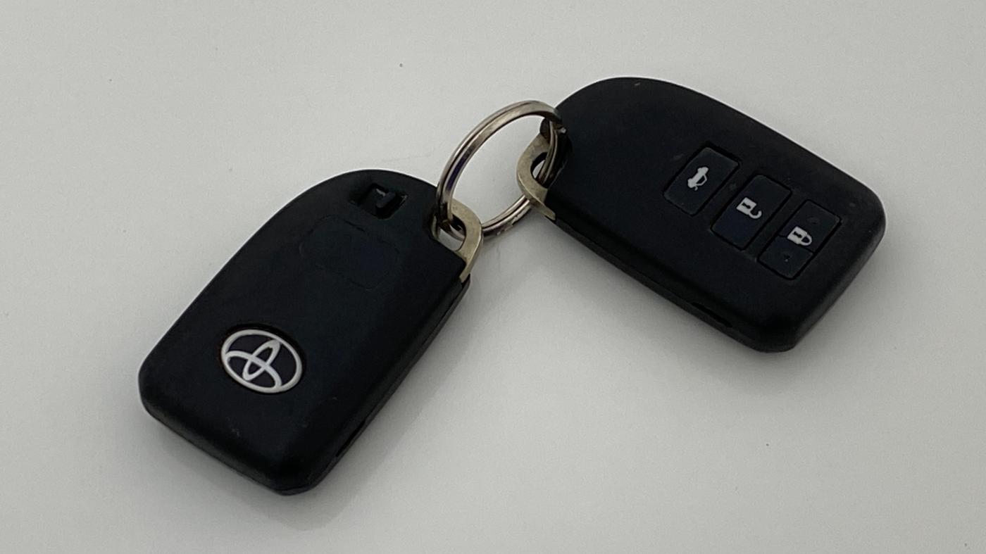 2018 Toyota YARIS G MT, Petrol, Manual, 1,12,150 km, Key Close Up