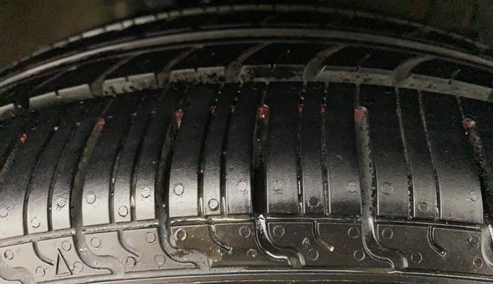 2013 Maruti Ertiga ZXI, Petrol, Manual, 80,154 km, Right Front Tyre Tread