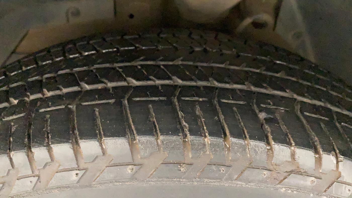 2014 Mahindra XUV500 W8, Diesel, Manual, 1,24,882 km, Left Front Tyre Tread
