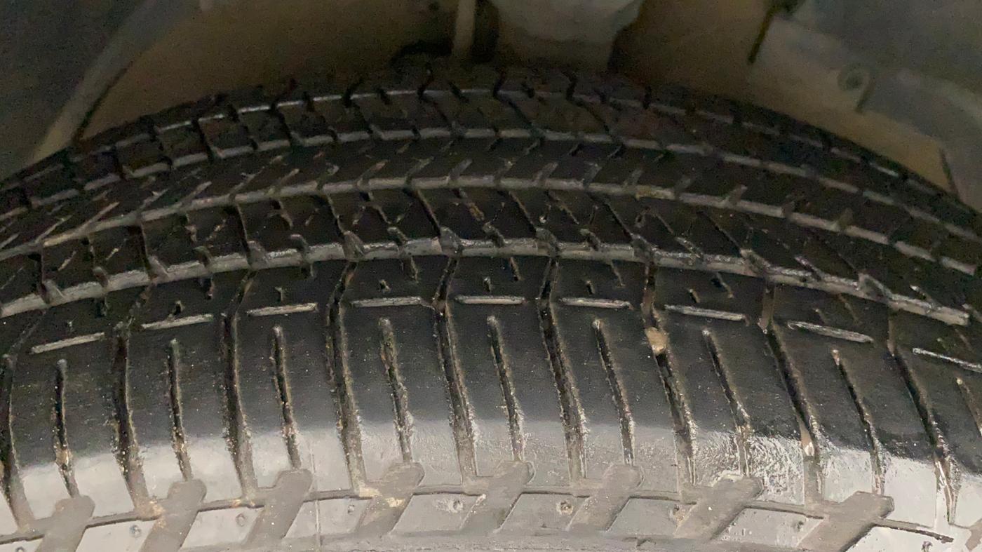 2014 Mahindra XUV500 W8, Diesel, Manual, 1,24,882 km, Right Front Tyre Tread