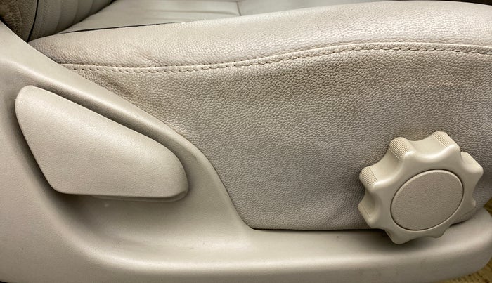 2014 Toyota Innova 2.5 GX 8 STR BS IV, Diesel, Manual, 41,457 km, Driver Side Adjustment Panel