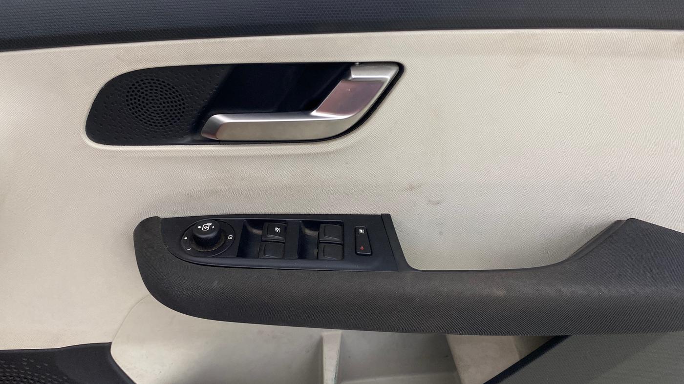 2021 Tata ALTROZ XZ PETROL, Petrol, Manual, 37,218 km, Driver Side Door Panels Control