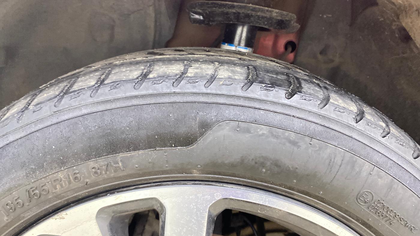 2021 Tata ALTROZ XZ PETROL, Petrol, Manual, 37,218 km, Left Front Tyre Tread