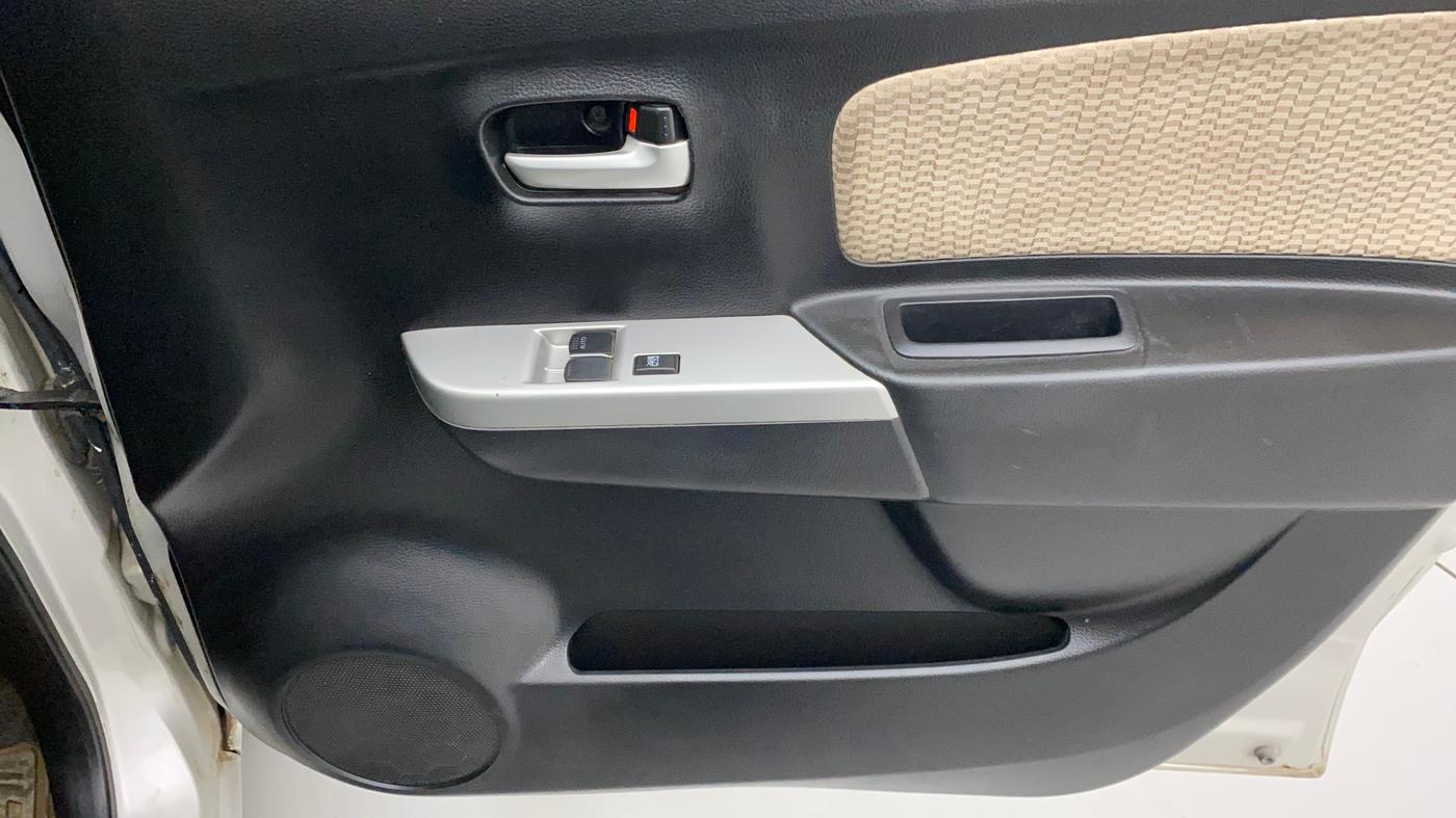 2017 Maruti Wagon R 1.0 LXI CNG, CNG, Manual, 70,416 km, Driver Side Door Panels Control
