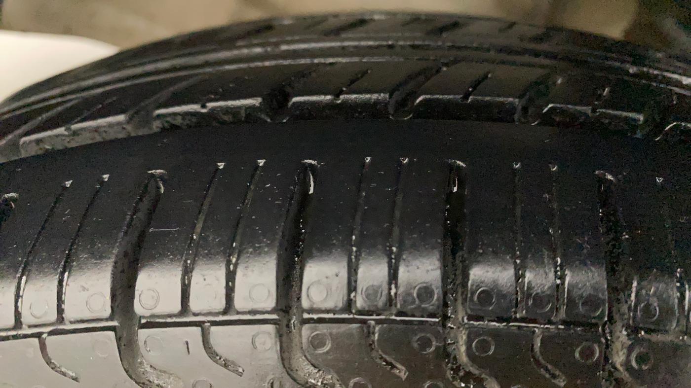 2017 Maruti Wagon R 1.0 LXI CNG, CNG, Manual, 70,416 km, Left Front Tyre Tread