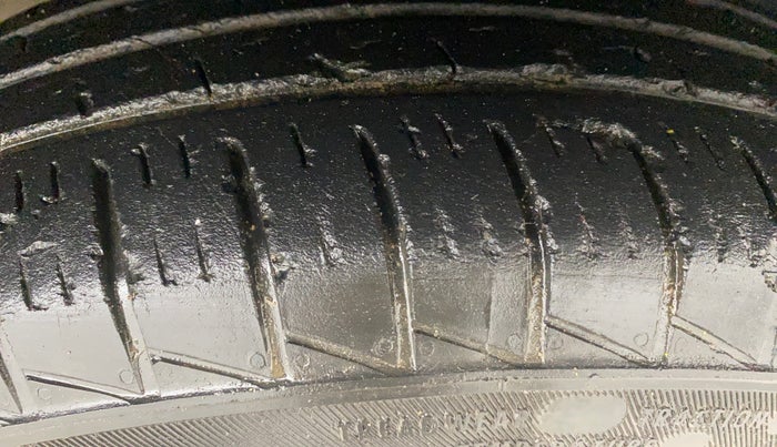 2020 Renault TRIBER RXT AMT, Petrol, Automatic, 34,872 km, Right Front Tyre Tread