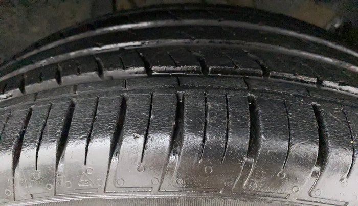 2020 Renault Duster RXS 1.3 TURBO PETROL MT, Petrol, Manual, 30,412 km, Right Front Tyre Tread