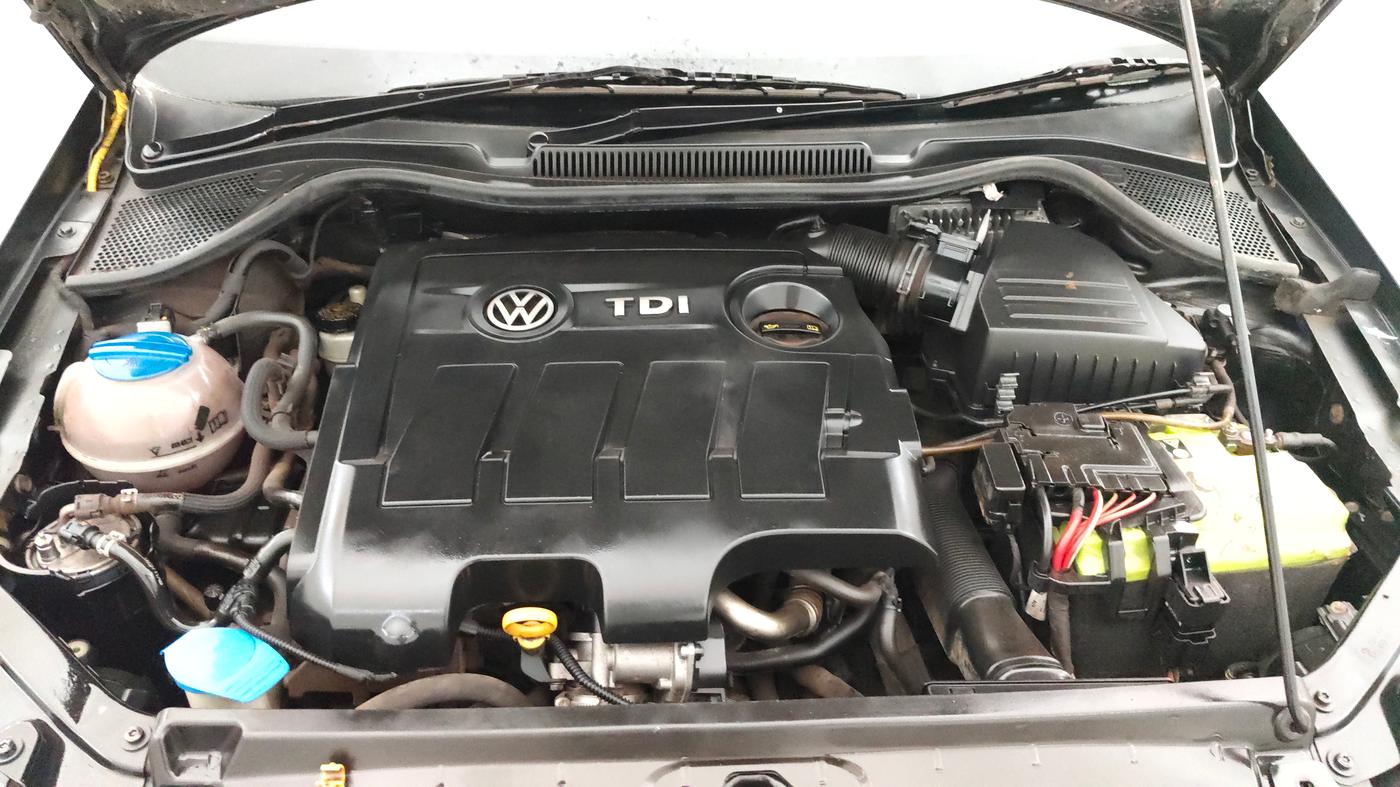 2015 Volkswagen Polo COMFORTLINE 1.5L, Diesel, Manual, 1,30,121 km, Engine View