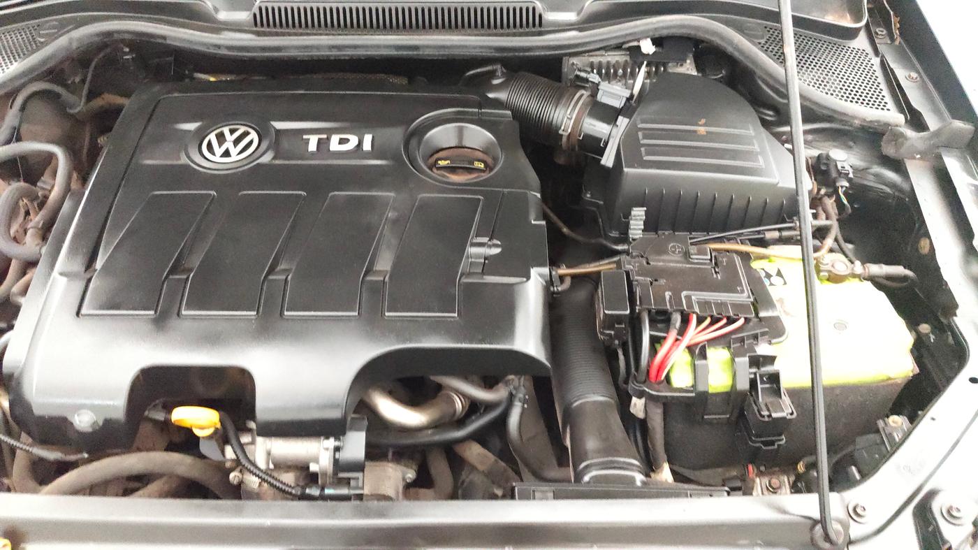 2015 Volkswagen Polo COMFORTLINE 1.5L, Diesel, Manual, 1,30,121 km, Engine View - Left
