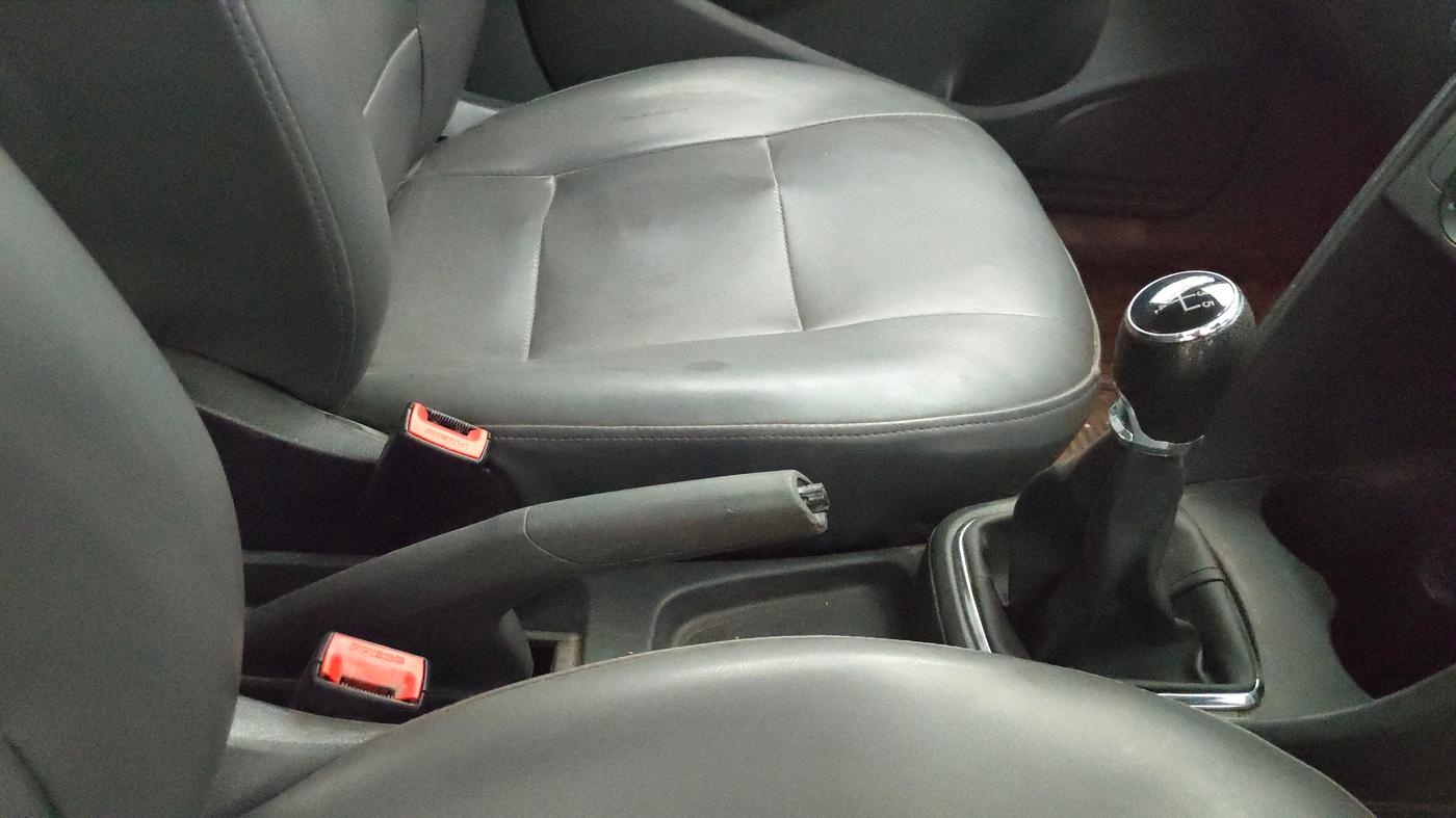 2015 Volkswagen Polo COMFORTLINE 1.5L, Diesel, Manual, 1,30,121 km, Gear Lever