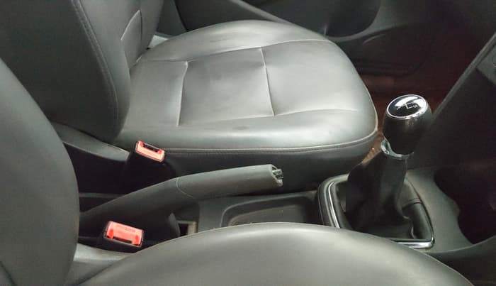 2015 Volkswagen Polo COMFORTLINE 1.5L, Diesel, Manual, 1,30,121 km, Gear Lever