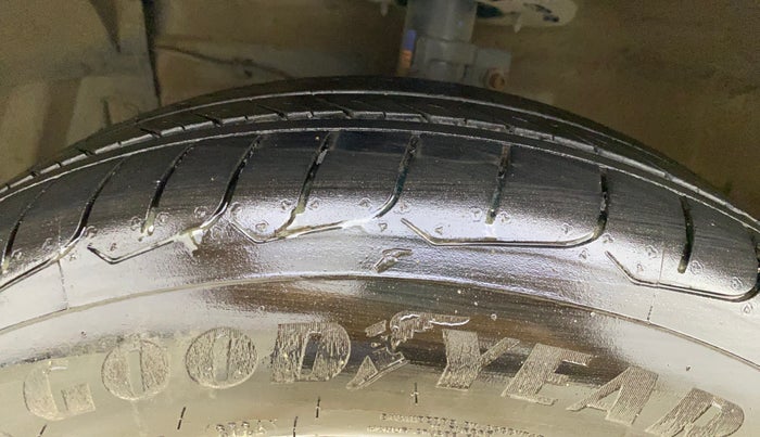 2017 Maruti Ciaz ZETA 1.4  MT PETROL, Petrol, Manual, 74,331 km, Left Front Tyre Tread