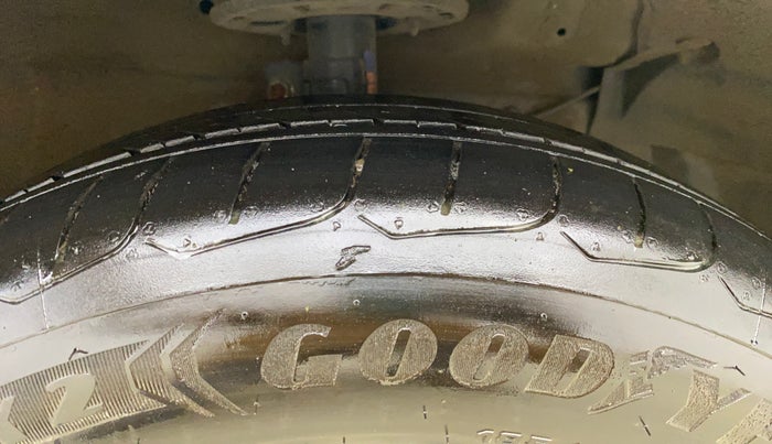 2017 Maruti Ciaz ZETA 1.4  MT PETROL, Petrol, Manual, 74,331 km, Right Front Tyre Tread