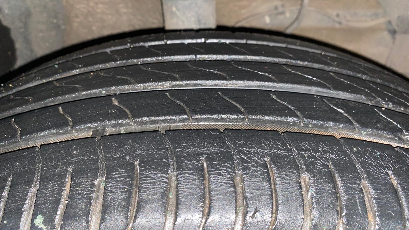 2023 Maruti BREZZA VXI SMART HYBRID, Petrol, Manual, 37,181 km, Right Front Tyre Tread