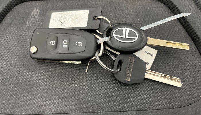 2022 Tata Tiago XZ PLUS CNG, CNG, Manual, 30,379 km, Key Close Up