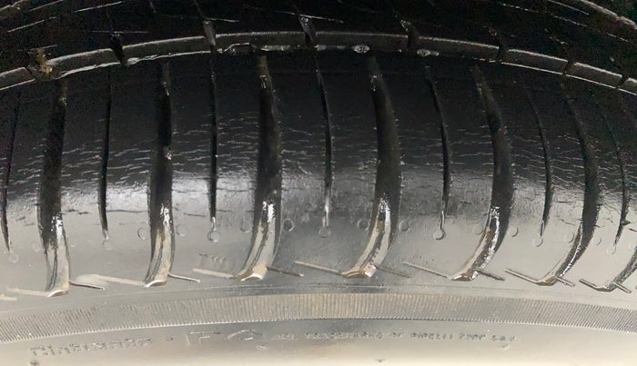 2014 Volkswagen Vento HIGHLINE PETROL AT, Petrol, Automatic, 48,605 km, Left Rear Tyre Tread