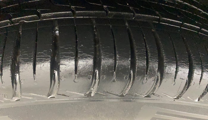 2014 Volkswagen Vento HIGHLINE PETROL AT, Petrol, Automatic, 48,605 km, Right Rear Tyre Tread