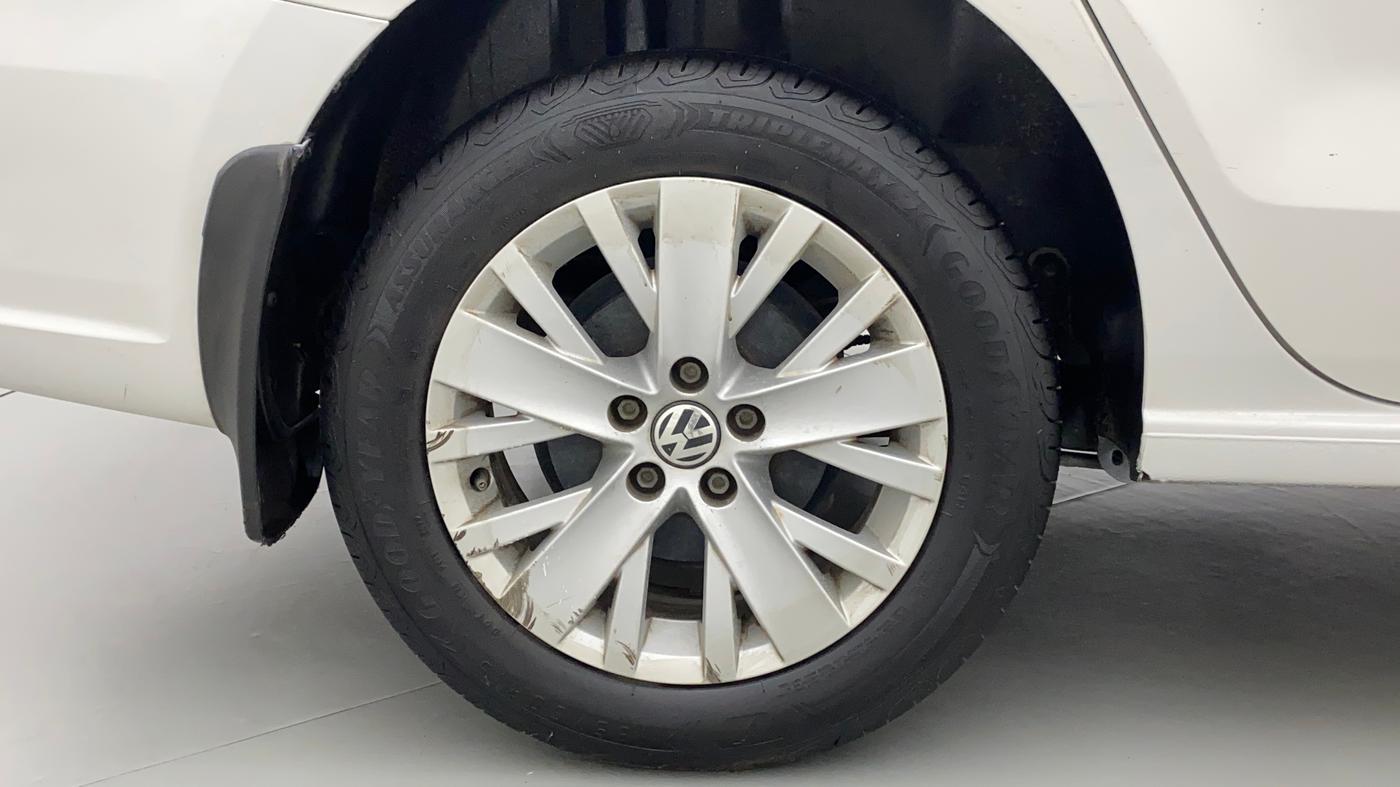 2015 Volkswagen Vento HIGHLINE 1.6 MPI, Petrol, Manual, 1,07,722 km, Right Rear Wheel