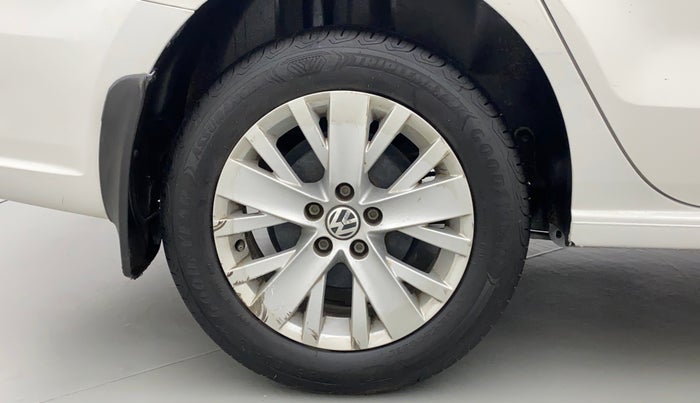 2015 Volkswagen Vento HIGHLINE 1.6 MPI, Petrol, Manual, 1,07,722 km, Right Rear Wheel