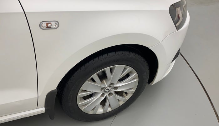 2015 Volkswagen Vento HIGHLINE 1.6 MPI, Petrol, Manual, 1,07,722 km, Right fender - Minor scratches