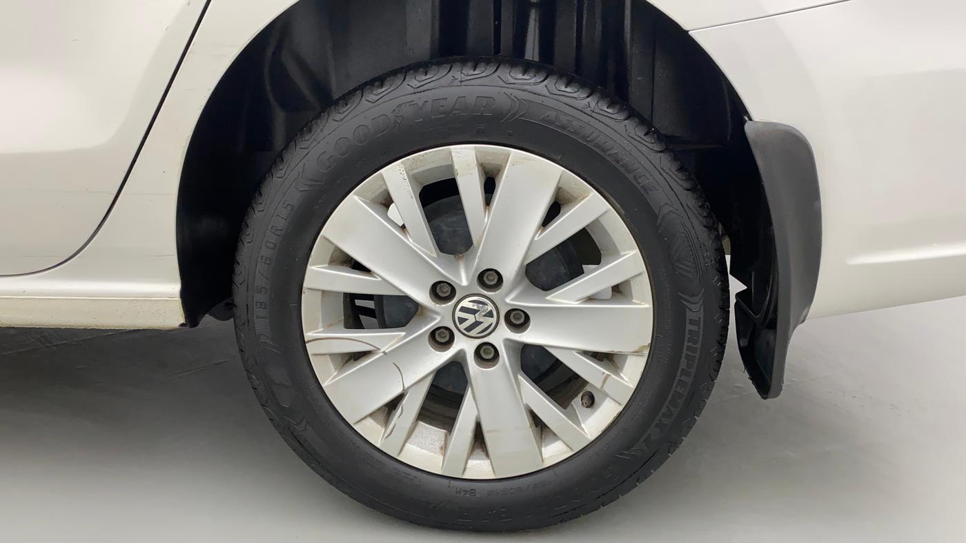 2015 Volkswagen Vento HIGHLINE 1.6 MPI, Petrol, Manual, 1,07,722 km, Left Rear Wheel
