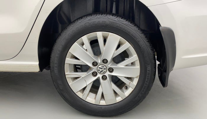 2015 Volkswagen Vento HIGHLINE 1.6 MPI, Petrol, Manual, 1,07,722 km, Left Rear Wheel
