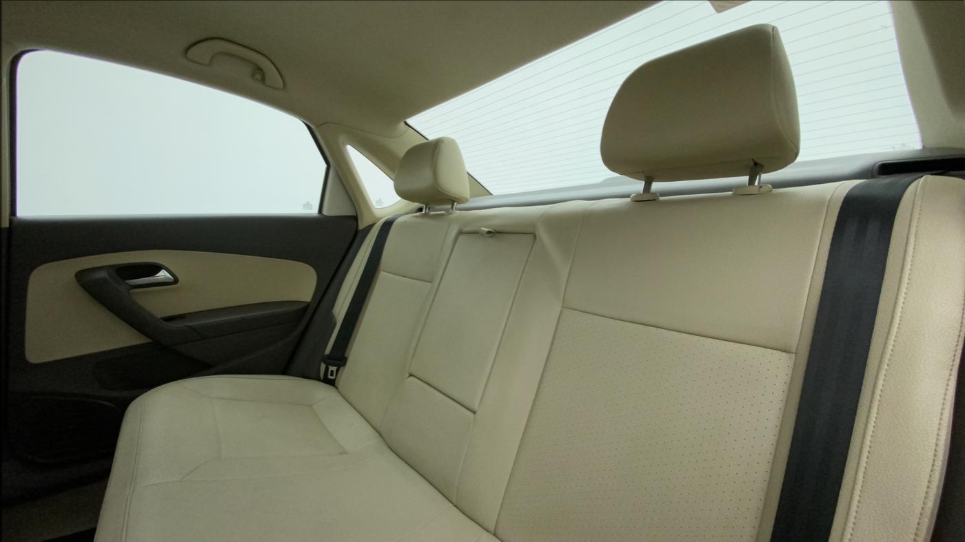2015 Volkswagen Vento HIGHLINE 1.6 MPI, Petrol, Manual, 1,07,722 km, Right Side Rear Door Cabin