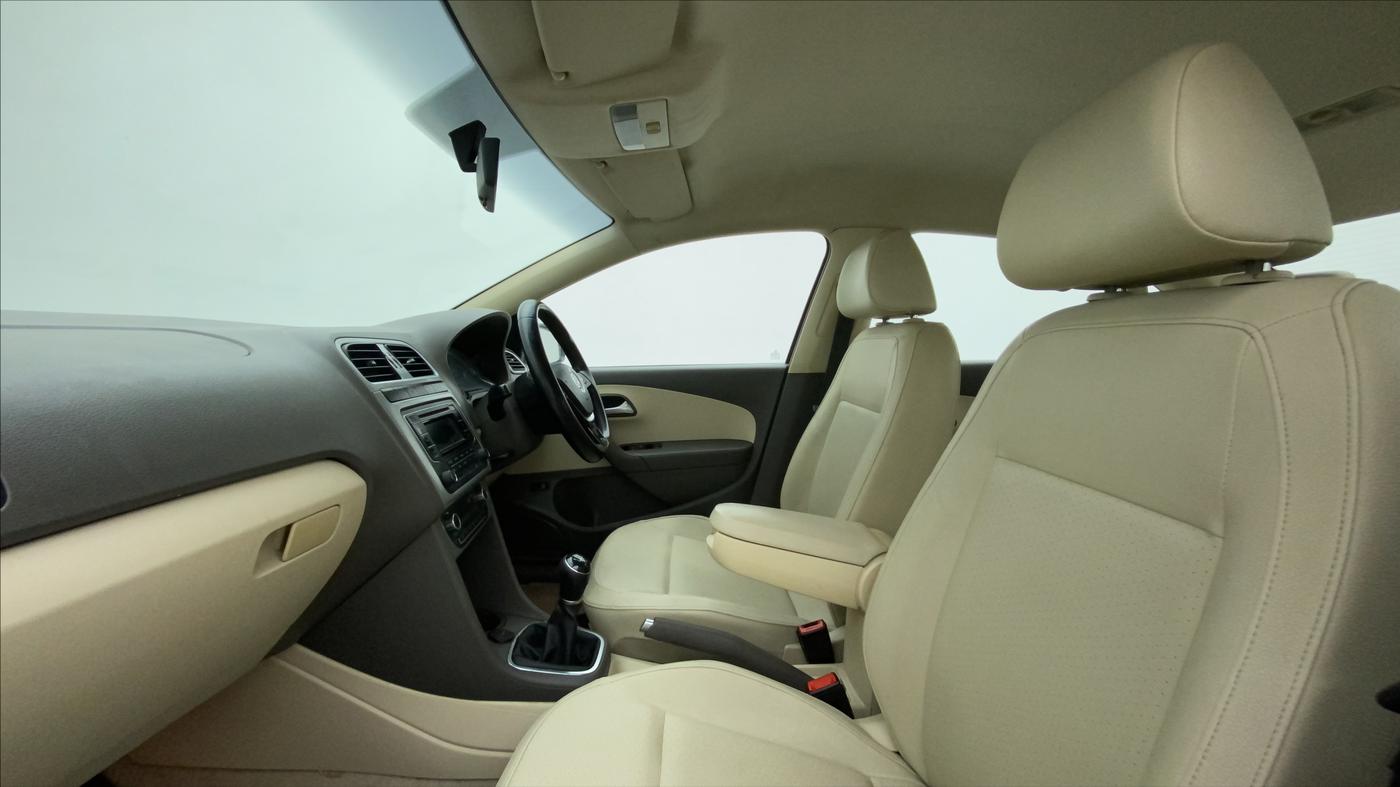 2015 Volkswagen Vento HIGHLINE 1.6 MPI, Petrol, Manual, 1,07,722 km, Right Side Front Door Cabin