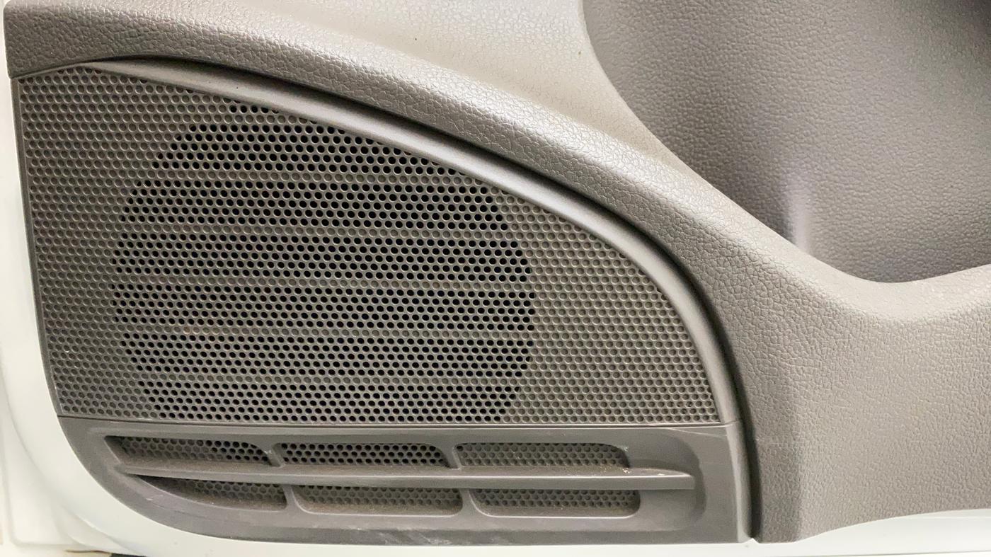 2015 Volkswagen Vento HIGHLINE 1.6 MPI, Petrol, Manual, 1,07,722 km, Speaker
