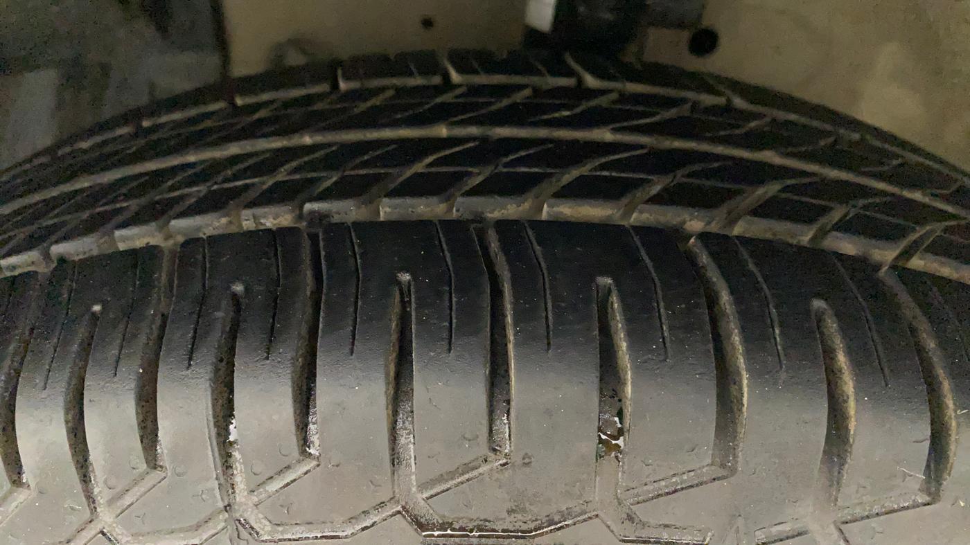2013 Maruti Swift Dzire VXI, Petrol, Manual, 82,487 km, Left Front Tyre Tread