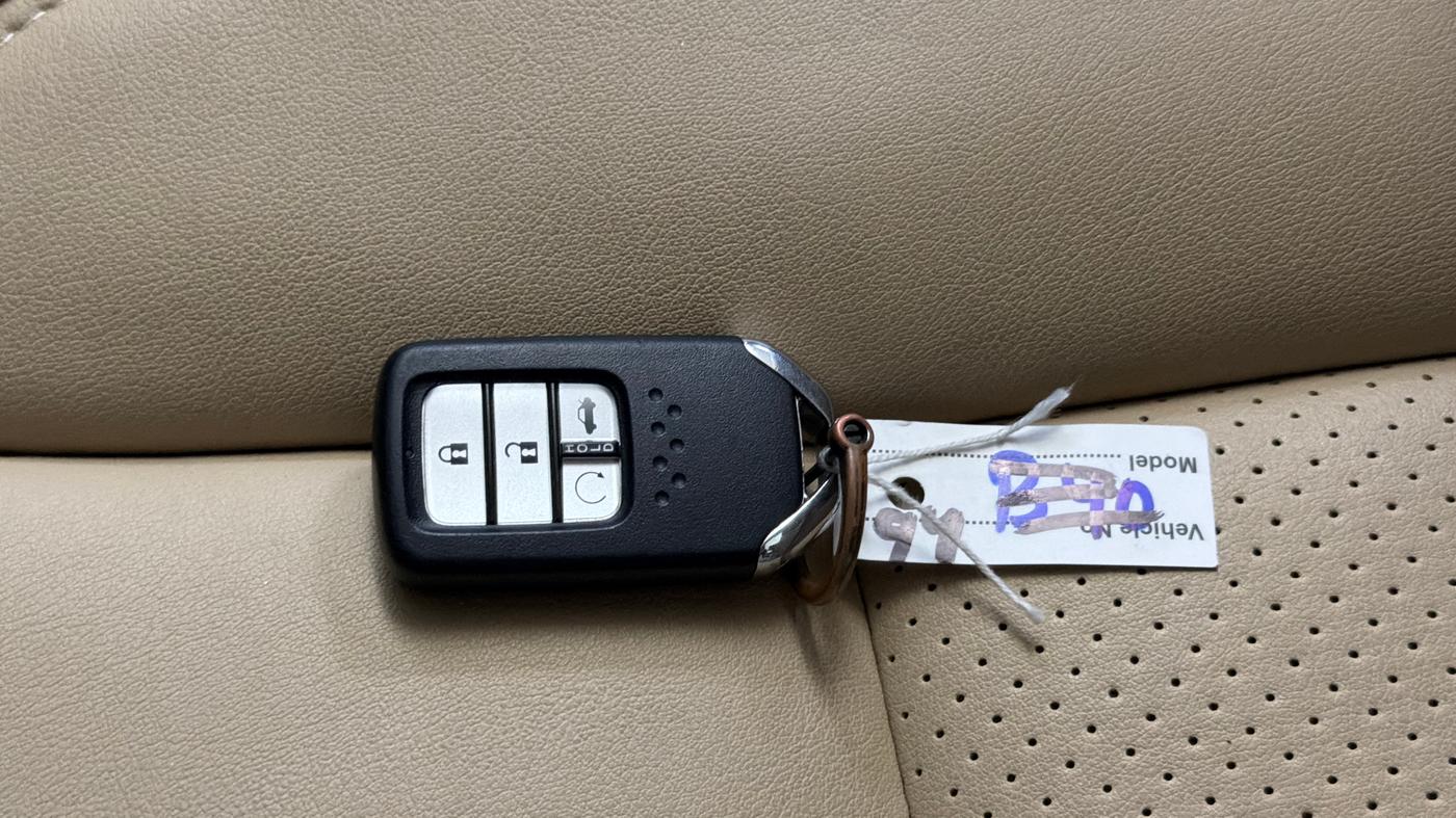 2025 Honda Amaze ZX 1.2 Petrol CVT, CNG, Automatic, 12,130 km, Key Close Up