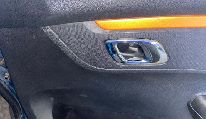 2019 Renault Kwid CLIMBER 1.0 (O), Petrol, Manual, 52,407 km, Driver Side Door Panels Control