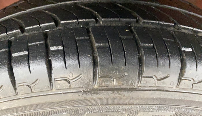 2014 Maruti Alto 800 LXI, Petrol, Manual, 37,894 km, Left Front Tyre Tread