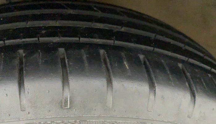 2016 Maruti Baleno ALPHA PETROL 1.2, Petrol, Manual, 86,333 km, Left Front Tyre Tread