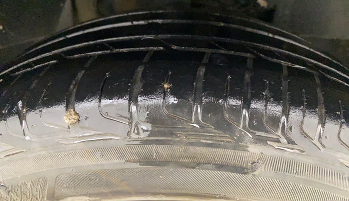 2020 Tata NEXON XMA SUNROOF PETROL, Petrol, Automatic, 56,068 km, Right Front Tyre Tread