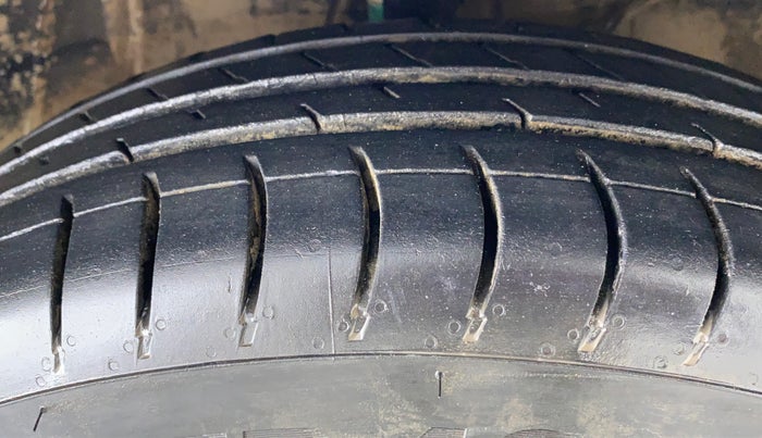 2019 Maruti Swift LXI, CNG, Manual, 68,809 km, Right Front Tyre Tread