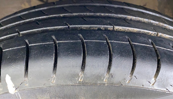 2019 Maruti Swift LXI, CNG, Manual, 68,809 km, Left Front Tyre Tread
