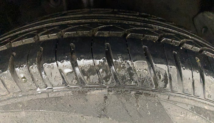 2011 Hyundai i20 MAGNA (O) 1.2, Petrol, Manual, 35,389 km, Right Front Tyre Tread