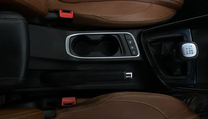 2021 MG HECTOR PLUS SHARP 2.0 DIESEL TURBO MT 6-STR, Diesel, Manual, 1,00,349 km, Gear Lever