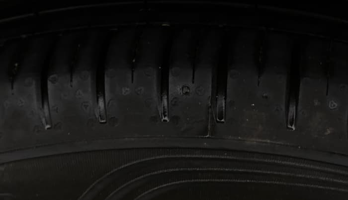 2021 MG HECTOR PLUS SHARP 2.0 DIESEL TURBO MT 6-STR, Diesel, Manual, 1,00,349 km, Right Rear Tyre Tread