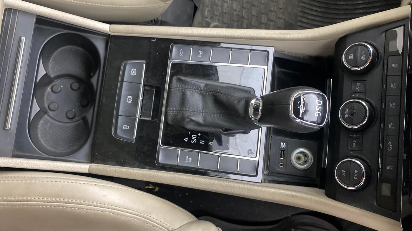2017 Skoda Superb L&K 1.8 TSI AT, Petrol, Automatic, 65,419 km, Gear Lever