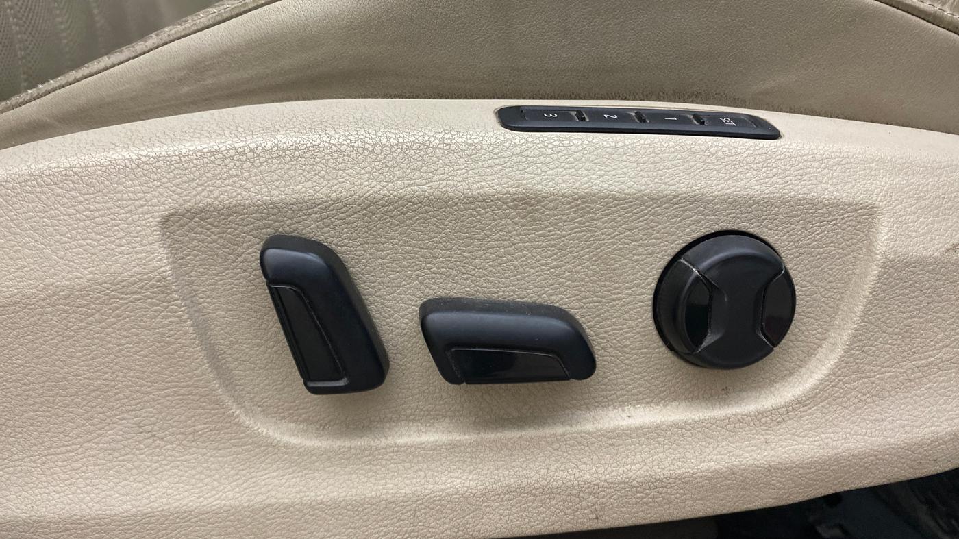 2017 Skoda Superb L&K 1.8 TSI AT, Petrol, Automatic, 65,419 km, Driver Side Adjustment Panel