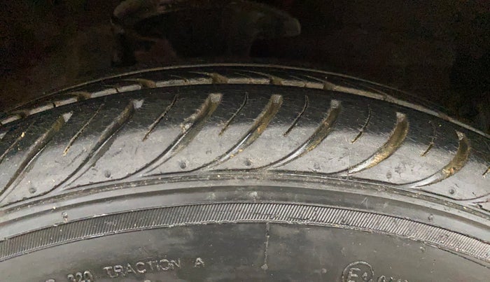 2013 Hyundai i10 MAGNA 1.1, Petrol, Manual, 34,407 km, Right Front Tyre Tread