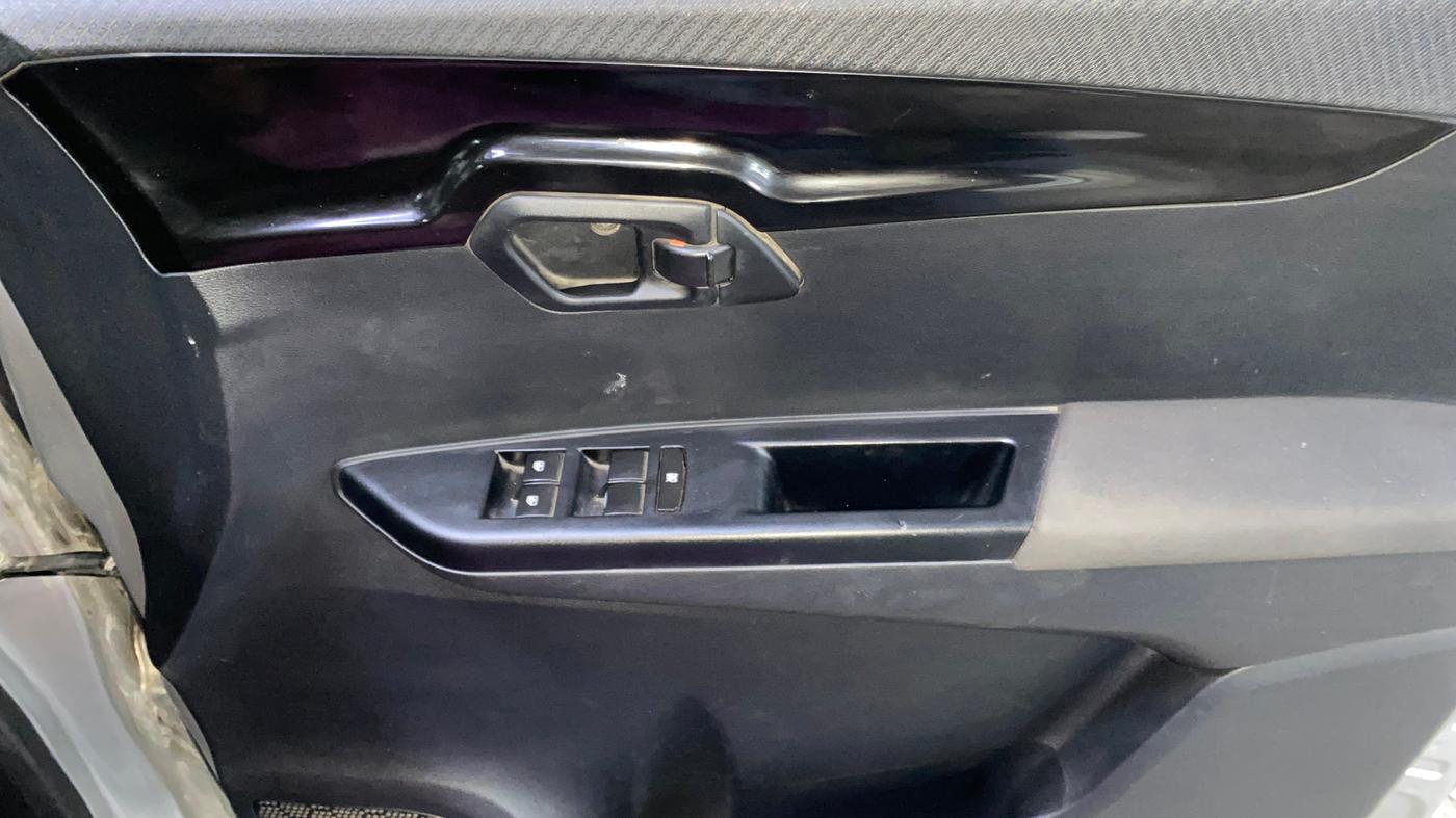 2018 Mahindra KUV 100 NXT K8 P 6 STR, Petrol, Manual, 65,378 km, Driver Side Door Panels Control