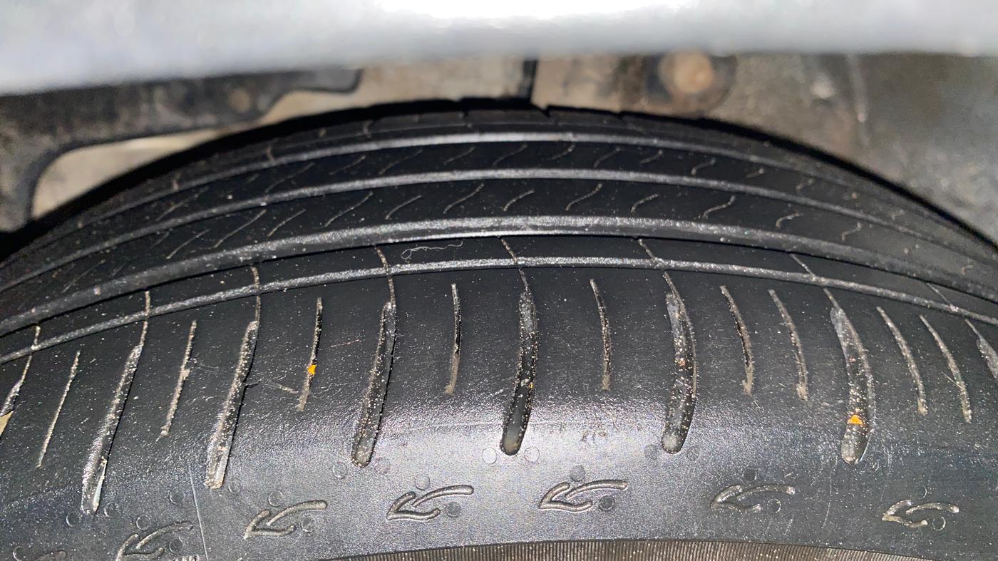 2018 Mahindra KUV 100 NXT K8 P 6 STR, Petrol, Manual, 65,378 km, Left Front Tyre Tread