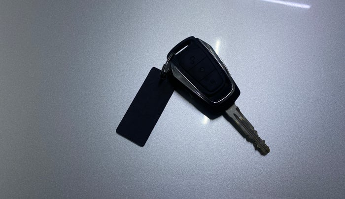 2018 Mahindra KUV 100 NXT K8 P 6 STR, Petrol, Manual, 65,662 km, Key Close Up